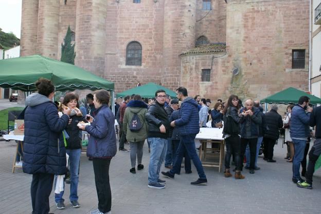 La gente disfrutó de lo lindo con los pinchos de productos típicos de La Rioja. :: F. D./