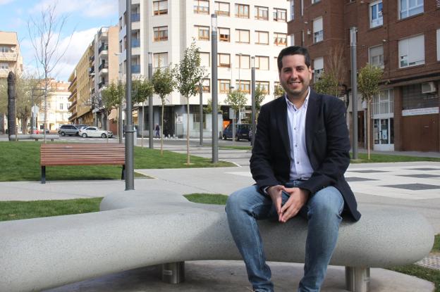 El alcalde de Arnedo, en el parque La Estación, definido como espacio verde esta legislatura. :: E.P.
/