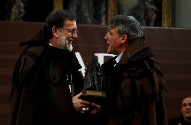 Mariano Rajoy (izq.), ataviado con la tradicional capa alistana. :: EFE/