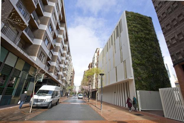 Tramo de la calle Doctores Castroviejo donde se han llevado a cabo las últimas actuaciones en la zona, con la reconstrucción de la antigua comisaría incluida. :: /Miguel Herreros