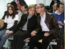 Antonio Iriondo y Rosa Trinidad, padres de Enaitz Iriondo, en el Juzgado número 1 de Haro. /EFE/