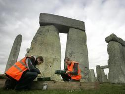 Los estudiantes de arqueología Steve Bush, (d) y Sam Ferguson, inspecionan el material excavado en el monumento monolítico. /AP/