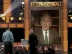 Bush se dirige al ex militar durante el concurso. /AP/
