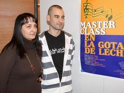 Ivana Anguiano, presentando en rueda informativa esta actividad acompañada por Nacho Ugarte, músico y portavoz de "Canciones sin fronteras"./JUAN MARÍN/