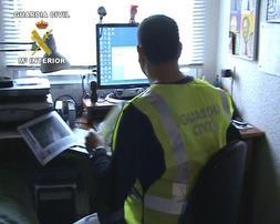 Un guardia vivil indaga los delitos en la red. / EFE/