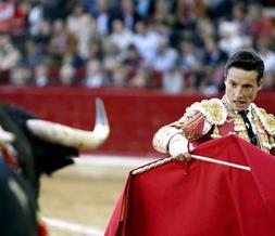 Diego Urdiales, en una estocada en Pamplona. :: DANIEL OCHOA DE OLZA/