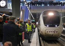 La llegada del primer tren en la nueva estación de Logroño. /JUSTO RODRÍGUEZ/
