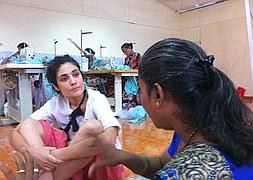Ananda en una visita a un taller de la India. // L.R.::/