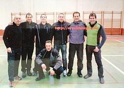 Otegi y Titín, de pie cuarto y quinto, posan en el gimnasio del centro penitenciario. :: TWITER A. OTEGI/