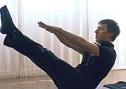 David De Juan practica una de las posiciones de la técnica de pilates. :: L.R./