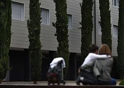 Raúl y su madre al salir de clase del Colegio Los Ángeles. :: JUSTO RODRÍGUEZ/