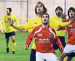 Los jugadores esperan un saque de banda. :: JONATHAN HERREROS/