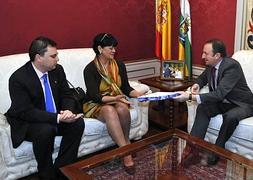 Sanz, con la cónsul rumana / G.L.R./