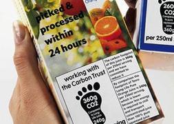 Etiquetas de control de las mediciones de la huella de carbono, cada vez más comunes en los alimentos en varios países europeos. :: L. R./
