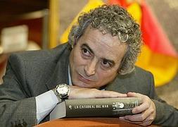 Ildefonso Falcones, junto a una ventana enrejada de la céntrica plaza de la Cebada, en Madrid, que ilustra la cubierta de la novela. :: JOAN TOMÁS/