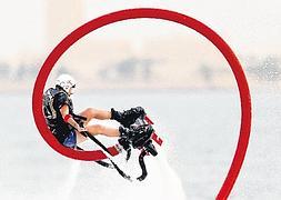 Una participante de la Copa del Mundo de Flyboard, que se celebró el pasado año en Doha. La mayoría de personas aprenden a usarlo en menos de media hora. :: REUTERS/FADI AL-ASSAAD/