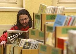 Un usuario de la Biblioteca de Logroño. /J.M./