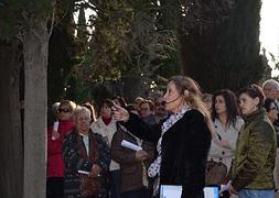 Ana Jesús Mateos, en la última visita guiada que ofreció al cementerio de La Planilla. :: I.Á./