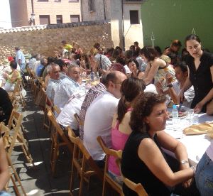 ÉXITO. Numeroso público acudió a la comida popular. / L. R./