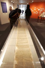 El rollo continuo del libro. / AFP/