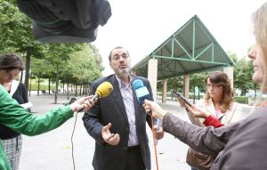 El concejal de Comercio, en la rueda de prensa que ofreció ayer en la plaza Joaquín Elizalde. /J. MARÍN/