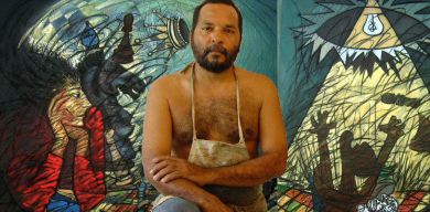 El pintor cubano Israel Tamayo, junto a una de sus obras en su estudio de Santiago de Cuba. /L.R./