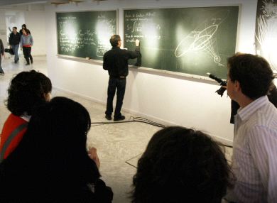 Fiesta de presentación de la nueva edición de 'Pizarras Bizarras' en la Escuela de Arte. / JUSTO RODRÍGUEZ/