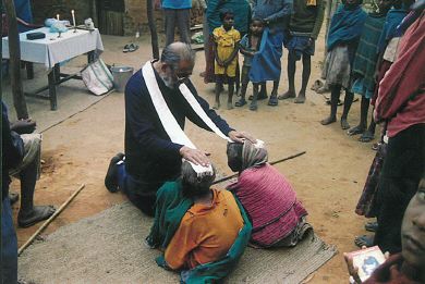 CRISTIANOS. El sacerdote escolapio desarrolla en el Norte de la India una gran labor religiosa, solidaria y docente. / L.R./