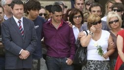 Familiares de la joven asesinada, durante la concentración de ayer frente al Ayuntamiento de Irún. / EFE/