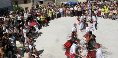 Un grupo de danzas de la comarca baila con los palos ante la atenta mirada de muchos de los visitantes que acudieron a la cita. / P. H./