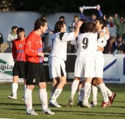 El Arnedo quiere seguir celebrando goles en Tercera. /DÍAZ URIEL/
