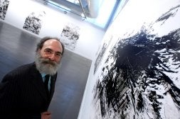 Demetrio Navaridas posa ante una de las obras de la exposición. /ENRIQUE DEL RÍO/