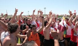 Jugadores del Varea y aficionados se unieron sobre el césped para celebra el ascenso del equipo, después de la tanda de penaltis en la que el equipo riojano ganó el ascenso. / FERNANDO DÍAZ/