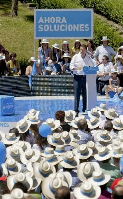 Rajoy, ayer, durante el mitin de Zaragoza. / EFE/