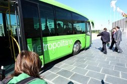 Imagen corporativa de los futuros autobuses, presentada ayer por las autoridades regionales. /E. DEL RÍO/