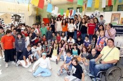 La concejala Beatriz Arráiz, rodeada de los alumnos y profesores premiados en el concurso 'Detectives en la Red'./