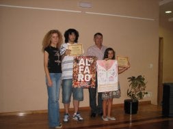 Los dos ganadores del concurso de carteles de fiestas posan con sus creaciones. / M. R./