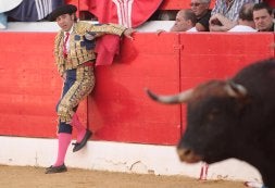 Un pase de pecho de Esplá con la montera puesta./ L.R./
