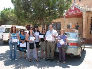 El camarero, con miembros de CC.OO. en la concentración./