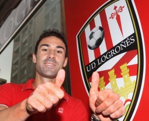 José Izquierdo, ayer junto al escudo de la UD Logroñés./ E. DEL RÍO/