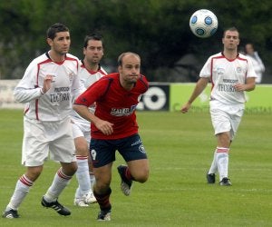 Felipe, con dos goles, contribuyó a la victoria rojilla frente al San Marcial. /A. IGLESIAS/