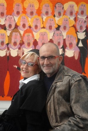 Sabala y F. M. G., ante 'Las chicas del coro', obra de la primera. / ALFREDO IGLESIAS/