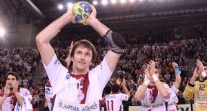 Marc Amargant saluda al público tras el partido. / FERNANDO DÍAZ/