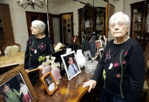 Alicia Izaguirre vive en su piso de Logroño y mantiene una admirable lucidez intelectual.:: JONATHAN HERREROS/
