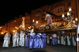 Un momento de la procesión del Encuentro que la Cofradía de la Vera Cruz celebra desde hace pocos años. ::
C.V./