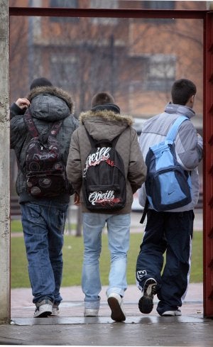 Tres adolescentes salen del instituto. :: JUSTO RODRÍGUEZ/