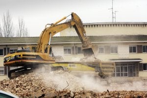 El gigante Reina Sofía cae hecho añicos