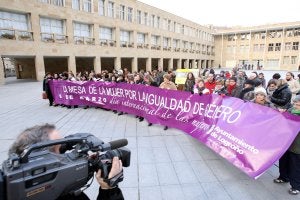 Cientos de riojanas y algunos hombres, los menos, participaron en la manifestación organizada por el Ayuntamiento de la capital. :: J. MARÍN/