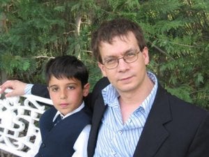 El escritor riojano Juan Carlos Chandro, junto a un joven lector de sus cuentos. ::
L.R./