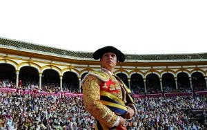 Paseillo de Julián López 'El Juli' en la Maestranza de Sevilla. ::
AFP/